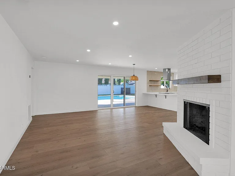501 W Seldon Ln — Photo 11