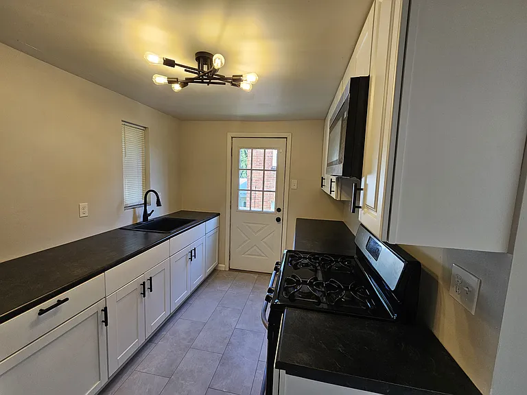 1816 Kiralfy Ave — Photo 4