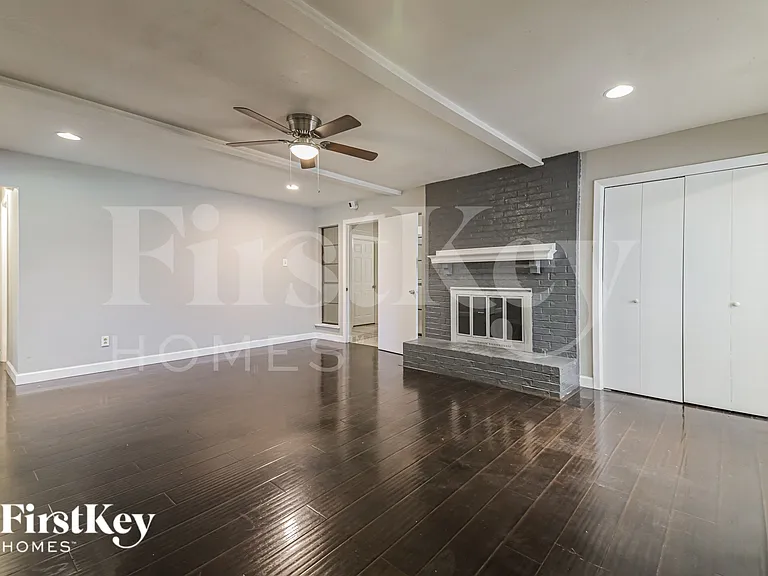 1309 Monterrey Dr — Photo 3