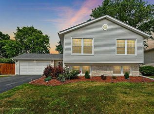 708 W Berkley Dr, Arlington Heights, IL 60004