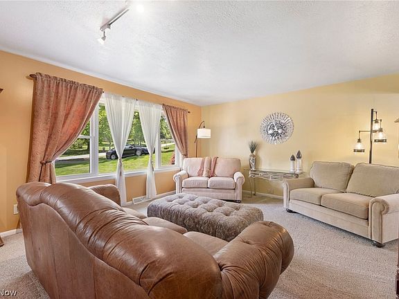 3rd image of 675 Fairwood Dr