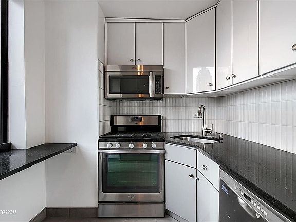 5th image of 255 E 49th St #15D