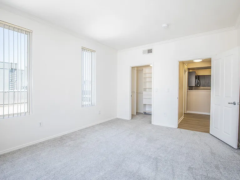 101 San Fernando — Photo 24