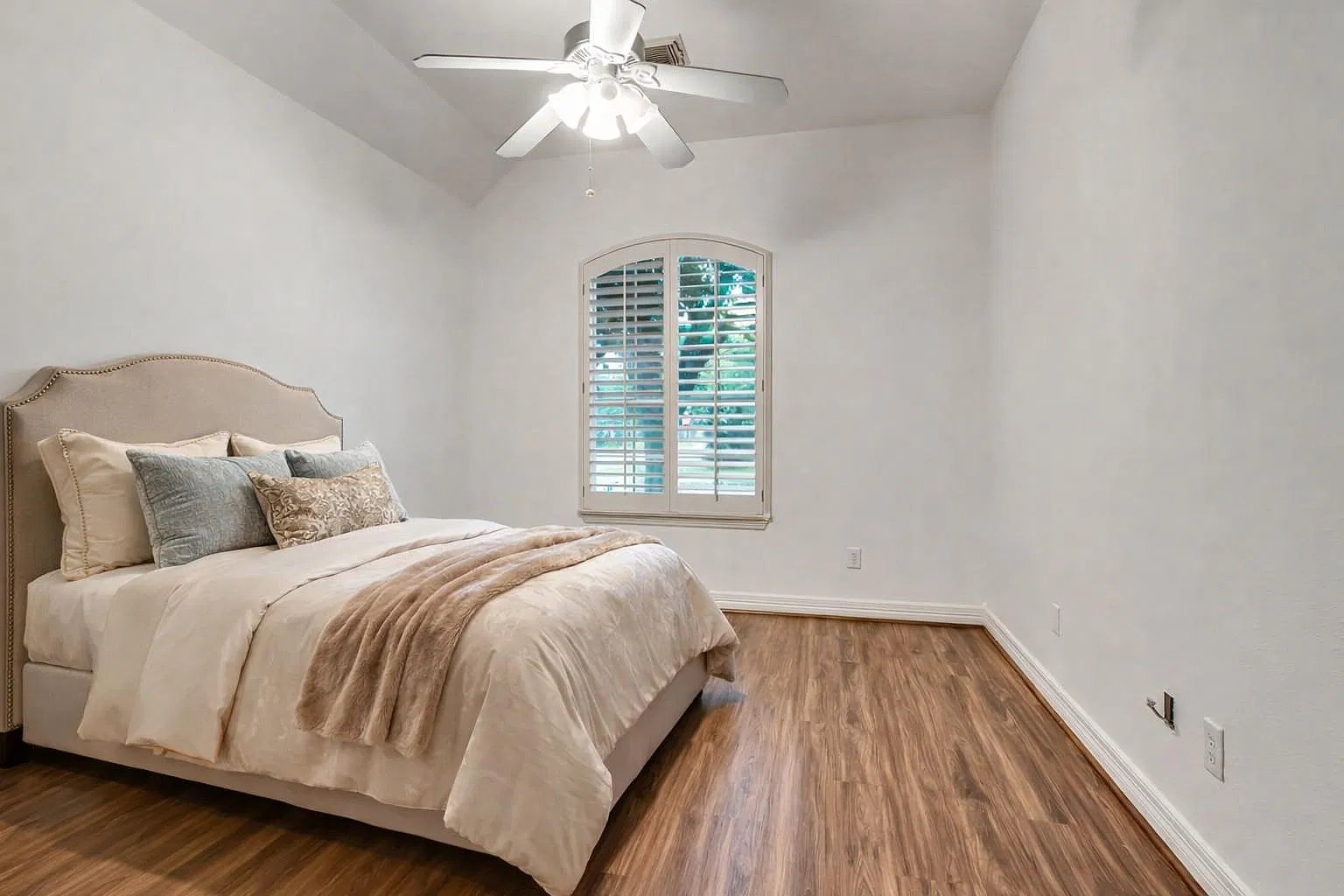 5 bed, 3.0 bath, 3259 sqft, $5,000 — Photo 4