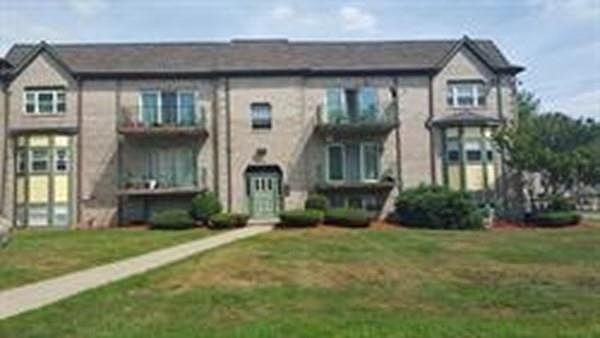 1st image of 114 Oak Ln APT 4