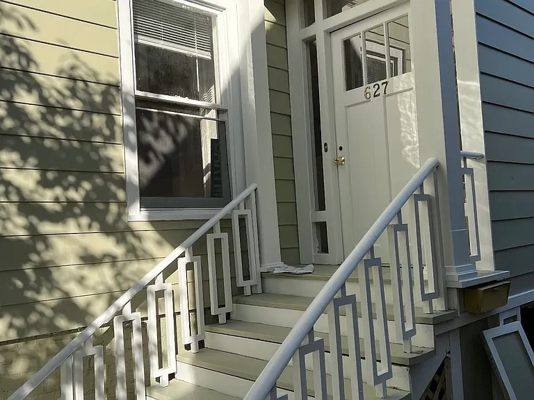 627 Library Pl — Photo 1
