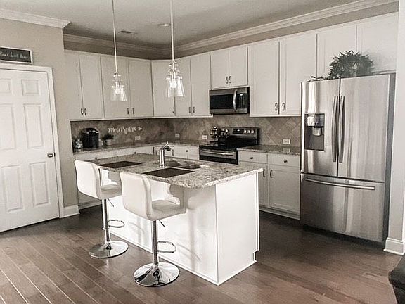 3rd image of 565 Oakvale Ln