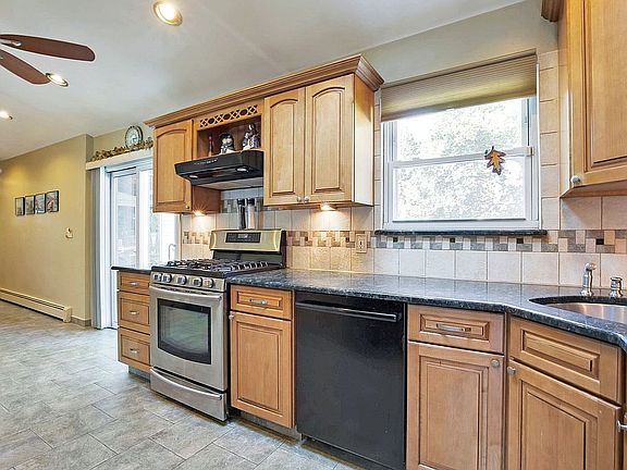 5th image of 225 W 22nd St