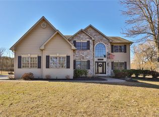 1800 Woodbridge Ln, Center Valley, PA 18034