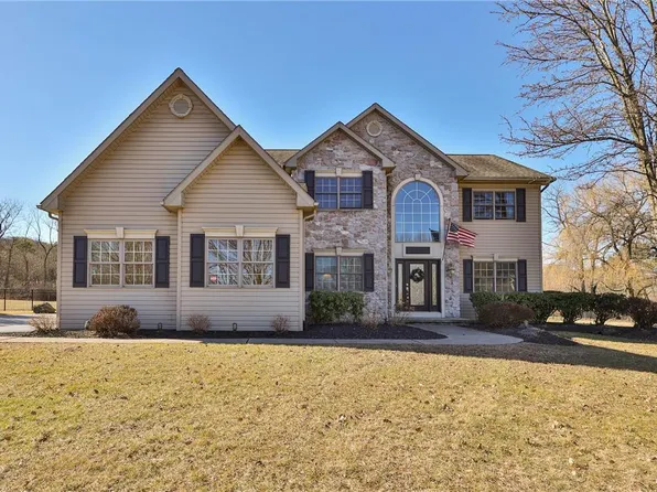 1800 Woodbridge Ln, Center Valley, PA 18034