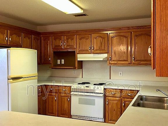 5th image of 2627 Barefoot Creek Cir