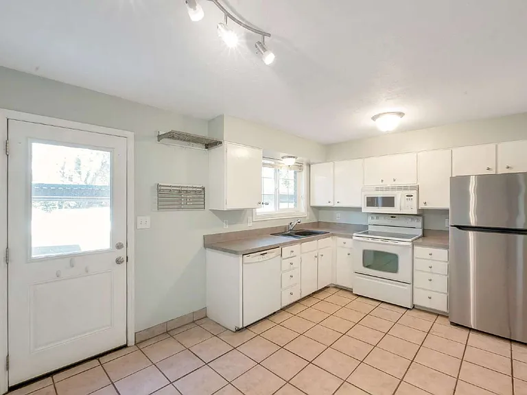 8754 S 620 E — Photo 6