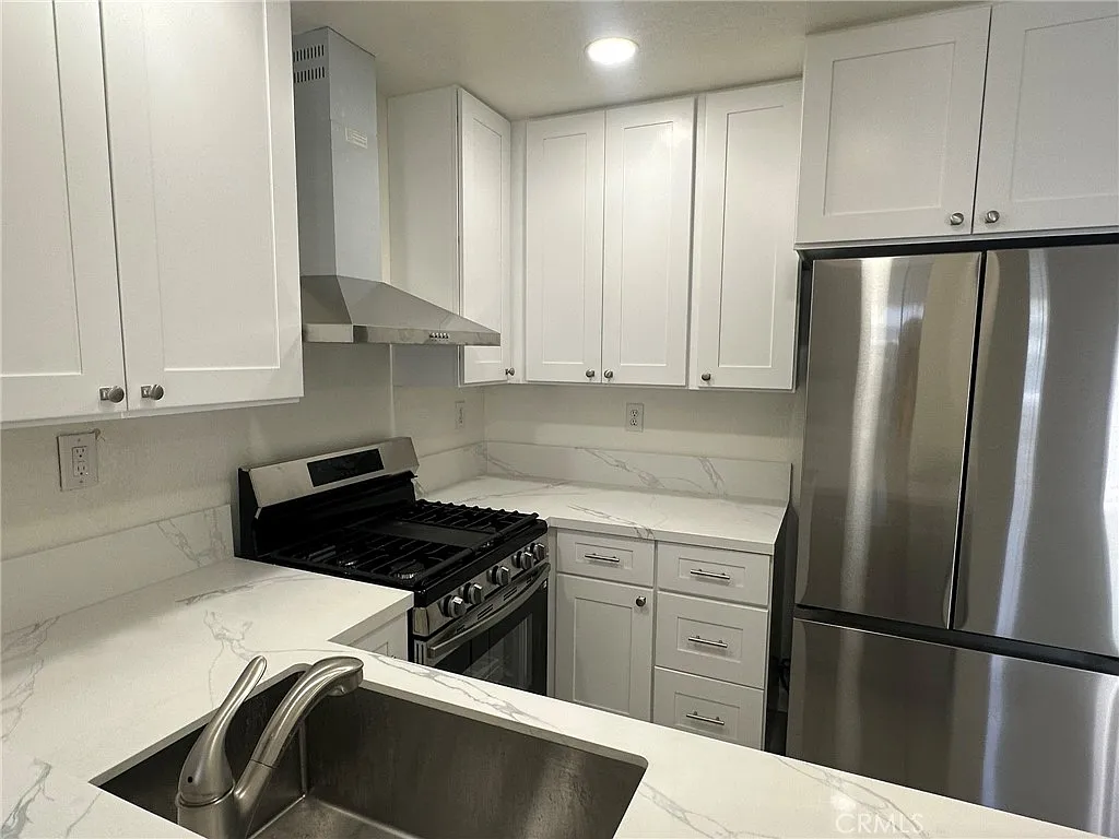 2 bed, 737 sqft, $2,700 — Photo 3