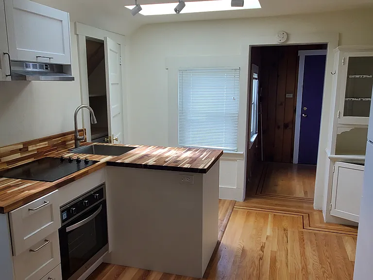 500-502 Russia Ave — Photo 3