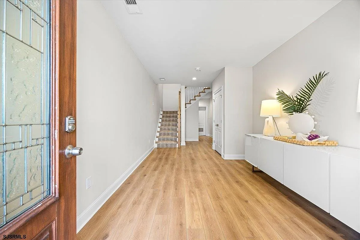3 bed, 4.0 bath, 2672 sqft, $40,000 — Photo 2