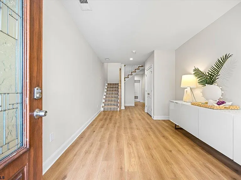 208 N Surrey Ave — Photo 2