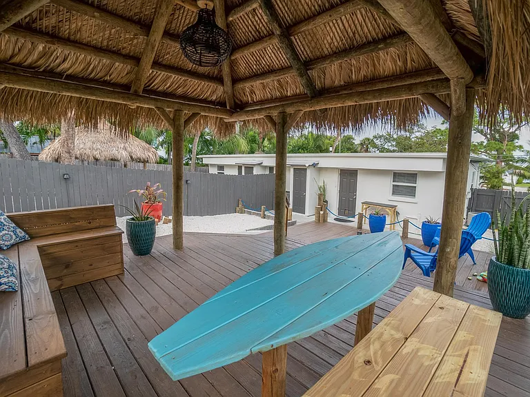 Pineapple Ave — Photo 13