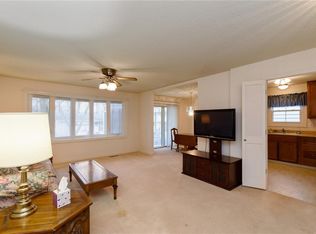 6208 Greenbriar Ln SW UNIT B, Cedar Rapids, IA 52404