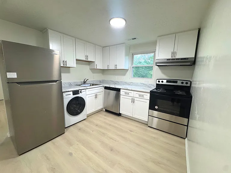 464 Lisa Sq — Photo 1