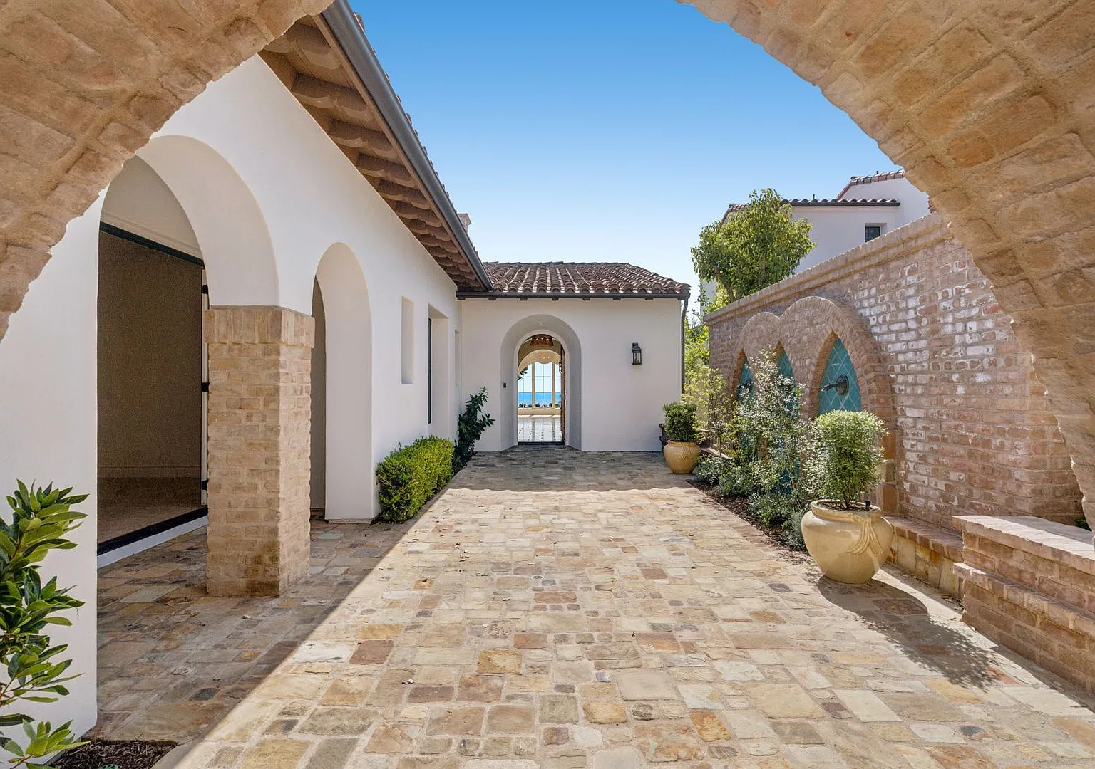 Rare Single-Level Spanish Coastal Retreat With Panoramic Ocean Views In Crystal Cove — Photo 2