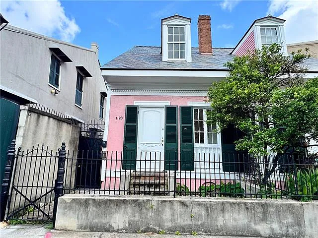 1123 Burgundy St #A — Photo 2