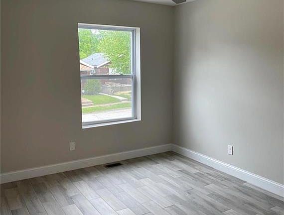4th image of 3502 Lincoln Ave