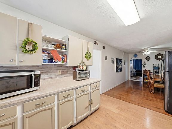 4th image of 905 W 38th Ave