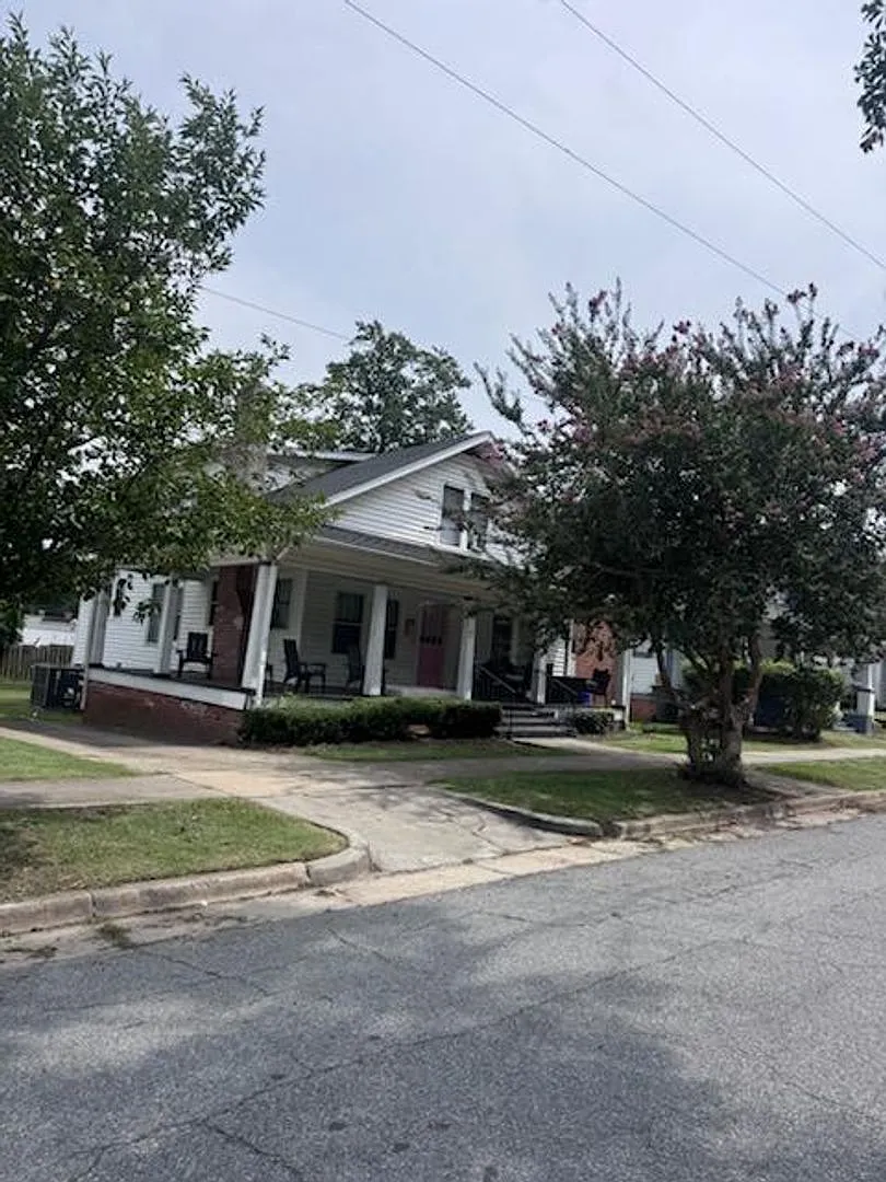 4 bedroom, 2 1/2 bath house for rent in the Grid — Photo 1