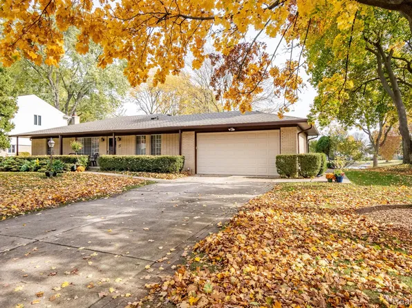 6040 Walker Dr, Troy, MI 48085