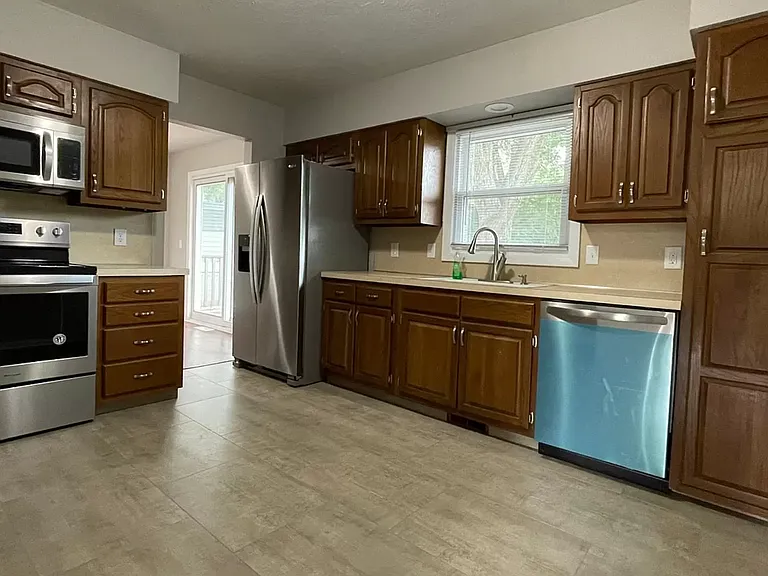 9610 Spaulding St — Photo 5