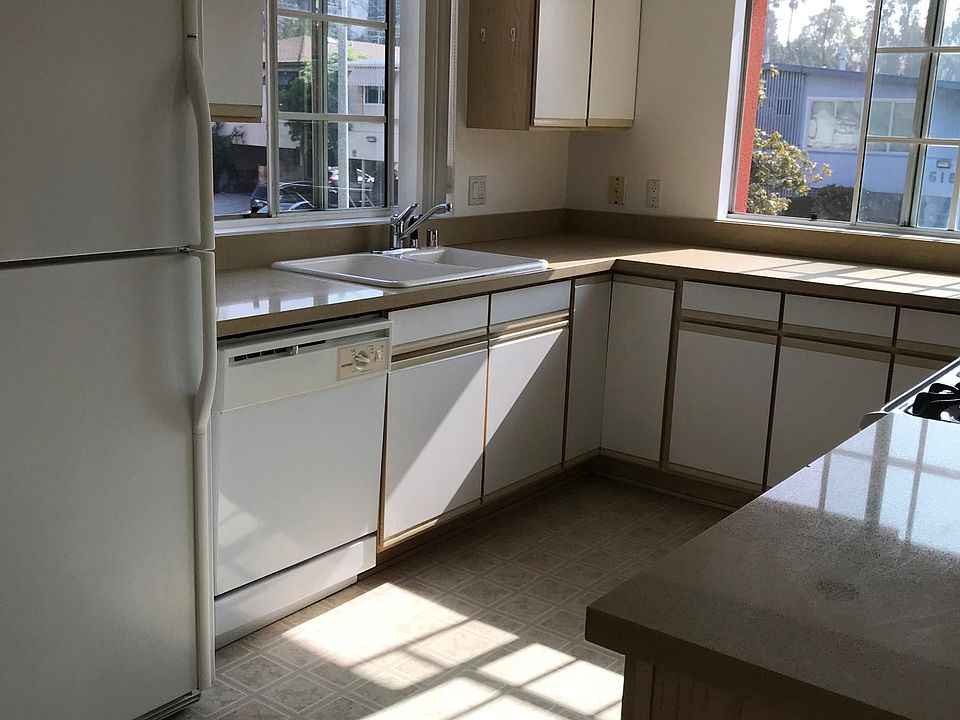 full kitchen, refrigerator, dishwasher, microwave, stove, Gr