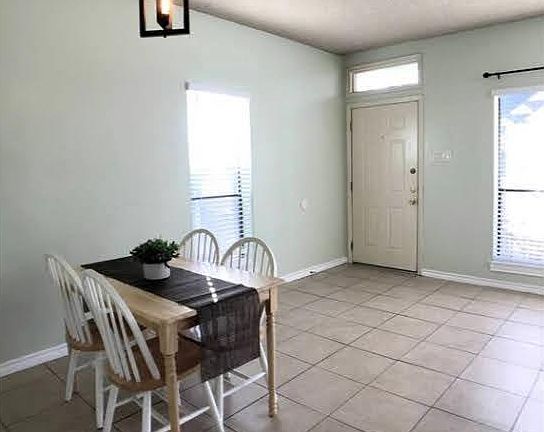 2nd image of 915 W 22nd St Unit 102