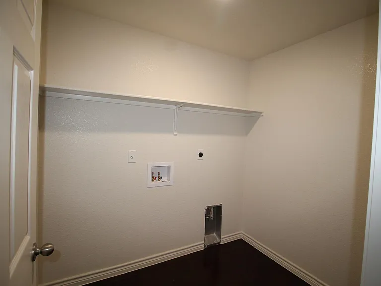 105 N Love Ave #B — Photo 17