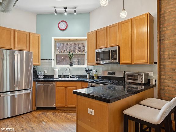 5th image of 1627 W Pratt Blvd #3