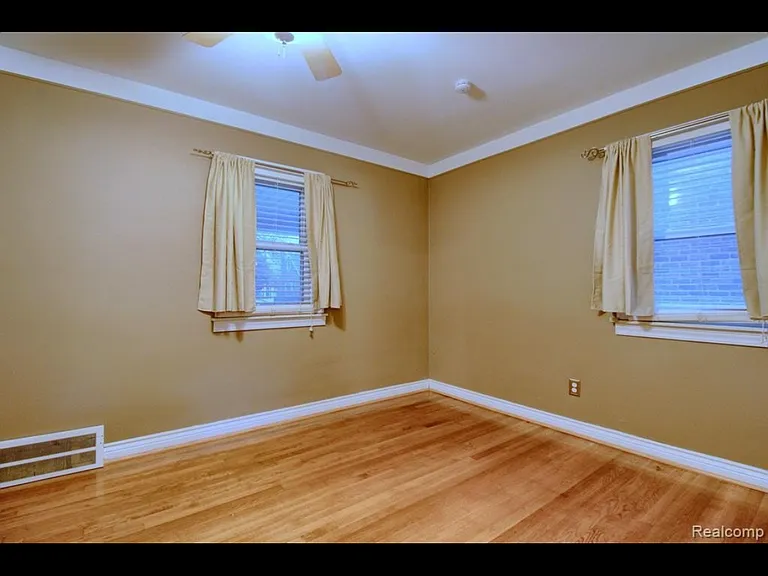9884 Hubert Ave — Photo 9