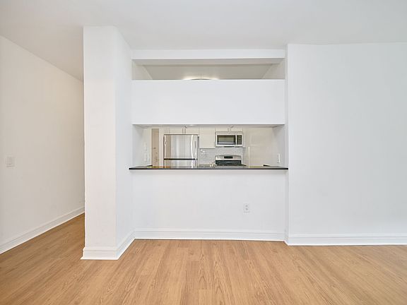 4th image of 160 Riverside Blvd APT 5E