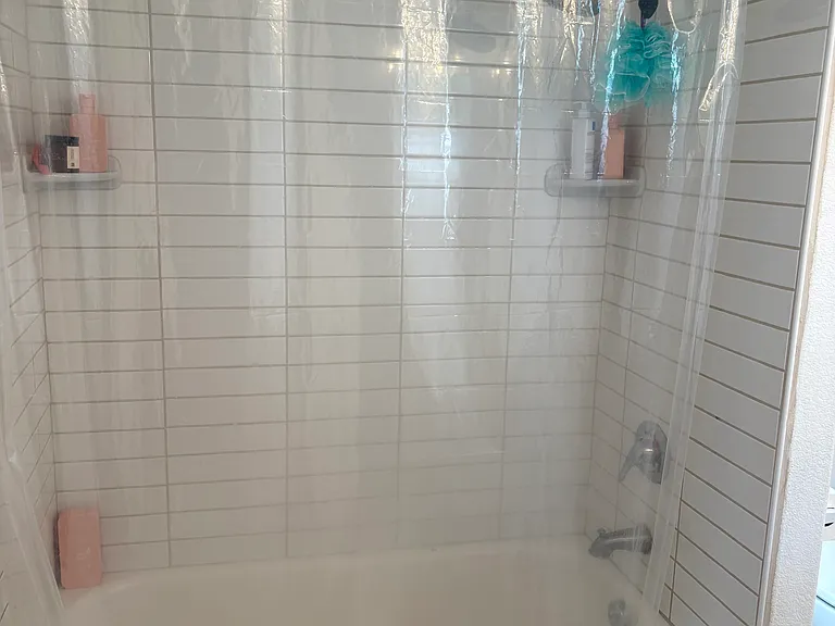 Shower/tub in Main bathroom
