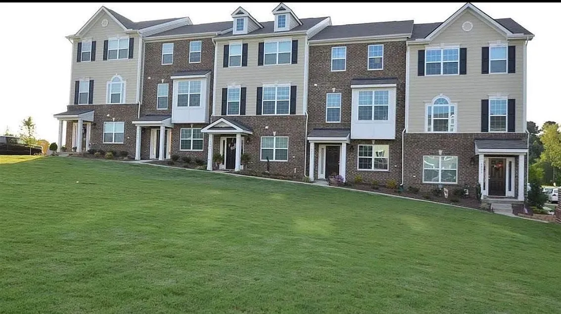 3 bed, 3.5 bath, 1700 sqft, $1,897 — Photo 1