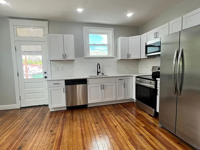 31 N Poplar St — Photo 3