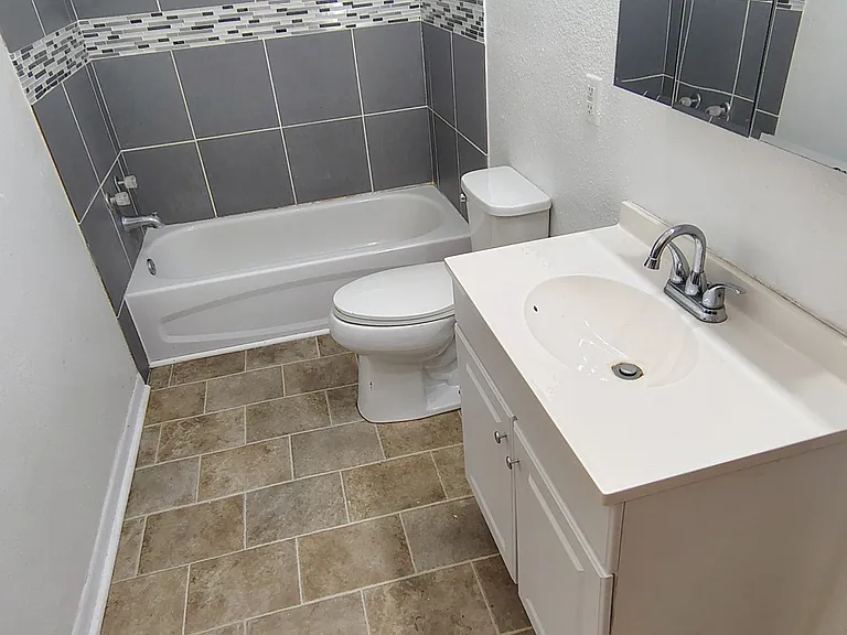 303 E Kenedy Ave — Photo 9