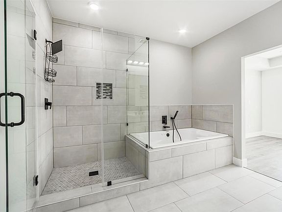 5th image of 9307 Tower St