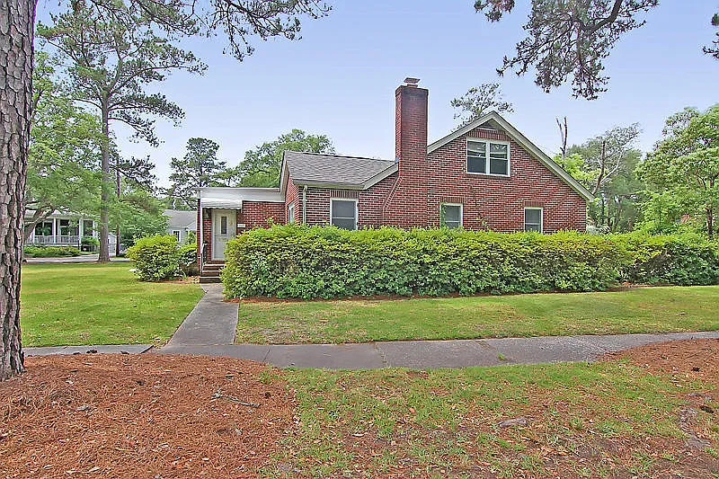 Large brick home — Photo 1