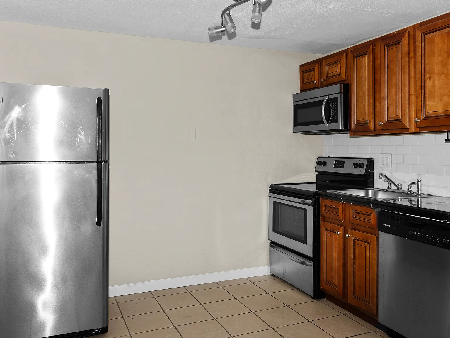 1 bed, $932 — Photo 3