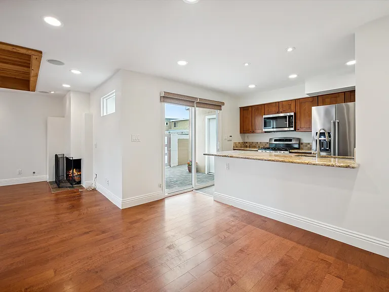 215 Walnut St — Photo 3