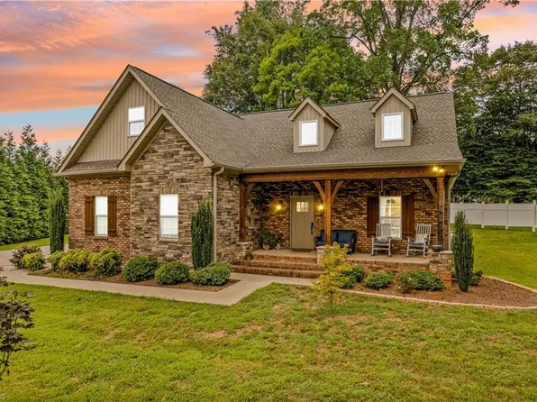 178 Nellwood Ct, Mocksville, NC 27028