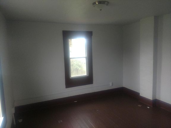 3rd image of 489 E Morrill Ave