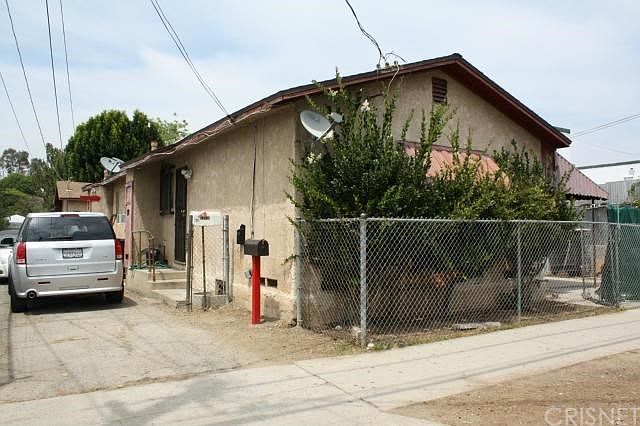 Front view of property.