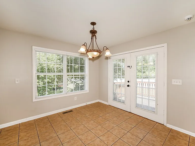3418 Leslie Ln — Photo 7