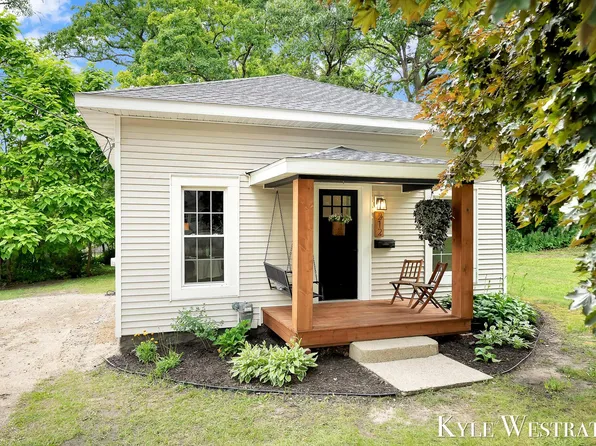 212 N Division St, Lowell, MI 49331