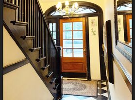 869 Charles Allen Dr NE